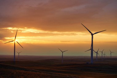 Rüzgar elektrik santrallar. Rüzgar enerjisi rüzgar türbini için mekanik güç jeneratörleri Elektrik güç için hava akışı kullanmaktır. Bir Rüzgar Çiftliği Rüzgar Türbini elektrik enerjisi üretimi için kullanılan aynı konumda grubudur.