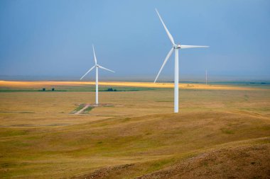 Rüzgar elektrik santrallar. Rüzgar enerjisi rüzgar türbini için mekanik güç jeneratörleri Elektrik güç için hava akışı kullanmaktır. Bir Rüzgar Çiftliği Rüzgar Türbini elektrik enerjisi üretimi için kullanılan aynı konumda grubudur.