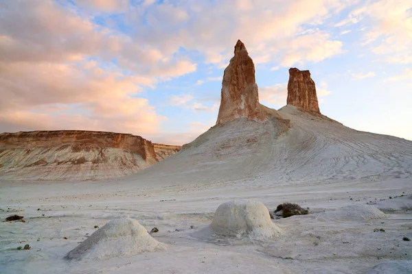 Ustyurt Plateau.Ustyurt yaylaları.Çöl ve yaylalar Ustyurt veya Ustyurt yaylaları Orta Asya 'nın batısında, Kazakistan, Türkmenistan ve Özbekistan' da parçacıklar bulunmaktadır..