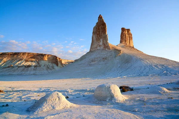 Ustyurt Plateau.Ustyurt yaylaları.Çöl ve yaylalar Ustyurt veya Ustyurt yaylaları Orta Asya 'nın batısında, Kazakistan, Türkmenistan ve Özbekistan' da parçacıklar bulunmaktadır..