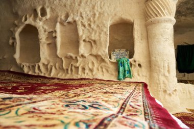 Kazakistan Cumhuriyeti Mangistau bölgesinde Shakpak Ata yeraltı Camii parçaları. Bir cami ibadet İslam'ın takipçileri için bir yer.