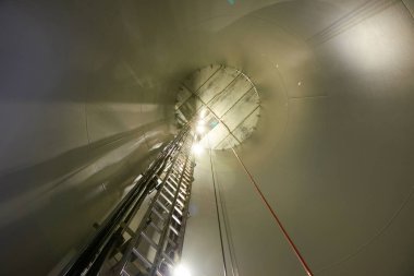 Rüzgar türbinleri içinde. Bir Rüzgar Çiftliği Rüzgar Türbini elektrik enerjisi üretimi için kullanılan aynı konumda grubudur.