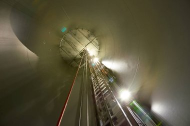 Rüzgar türbinleri içinde. Bir Rüzgar Çiftliği Rüzgar Türbini elektrik enerjisi üretimi için kullanılan aynı konumda grubudur.