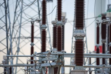 Elektrifikasyon donatımı. Elektrifikasyon elektrik güç işlemidir.