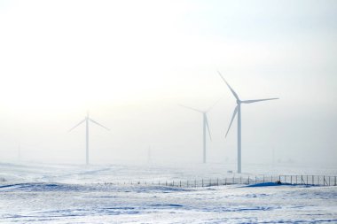 Rüzgar türbinleri kışın. Rüzgar enerjisi rüzgar türbini için mekanik güç jeneratörleri Elektrik güç için hava akışı kullanmaktır. Bir Rüzgar Çiftliği Rüzgar Türbini elektrik enerjisi üretimi için kullanılan aynı konumda grubudur.