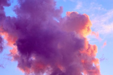 Mor renkli bulutlar ile güzel gökyüzü arka plan. Bulutlar güzel pembe mor renkte.