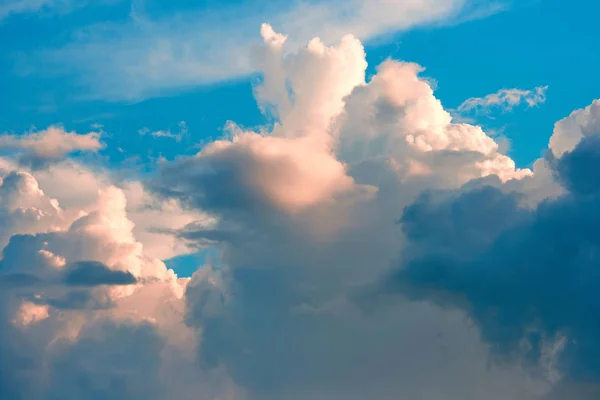 Nuvens Dramáticas Noite Céu Azul — Fotografia de Stock