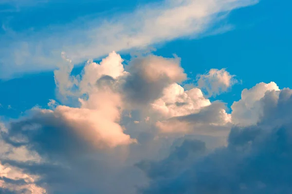 Nuvens Dramáticas Noite Céu Azul — Fotografia de Stock