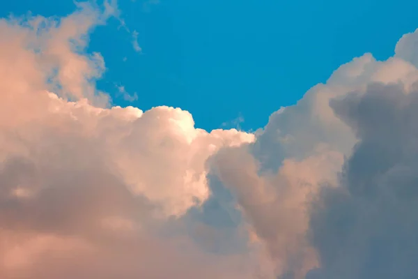 Malam Awan Dramatis Dan Langit Biru — Stok Foto