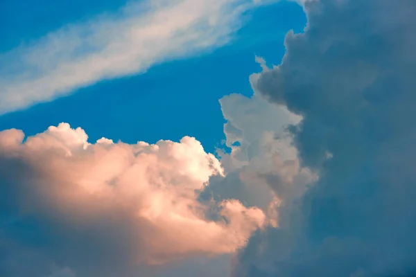 Malam Awan Dramatis Dan Langit Biru — Stok Foto