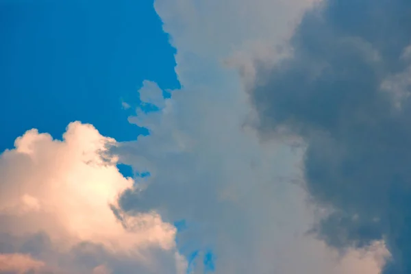 Malam Awan Dramatis Dan Langit Biru — Stok Foto