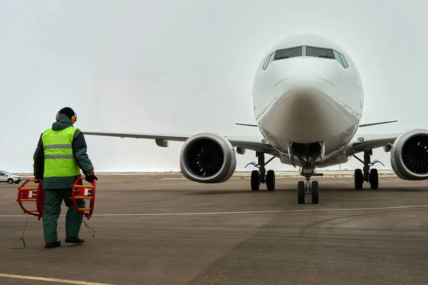 Załogi Ziemi Spełnia Samolot Pasażerski Samolot Parking — Zdjęcie stockowe