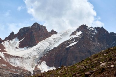 Trans-Ili Alatau 'da bir yaz günü manzara. Trans-Ili Alatau, Kuzey Tian Shan dağ sisteminin bir parçasıdır. Kazakistan.
