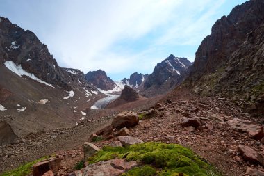Trans-Ili Alatau 'da bir yaz günü manzara. Trans-Ili Alatau, Kuzey Tian Shan dağ sisteminin bir parçasıdır. Kazakistan.