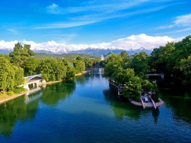 Yazın Almaty City 'de. Almaty 'nin havadan görünüşü. Kazakistan. Central Park Manzarası.