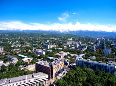 Yazın Almaty City 'de. Almaty 'nin havadan görünüşü. Kazakistan.