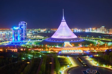 Nur Sultan 'ın akşam manzarası. Nur-Sultan Kazakistan 'ın başkentidir..