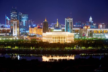 Nur Sultan 'ın akşam manzarası. Nur-Sultan Kazakistan 'ın başkentidir. Ak Orasidential Palace. 