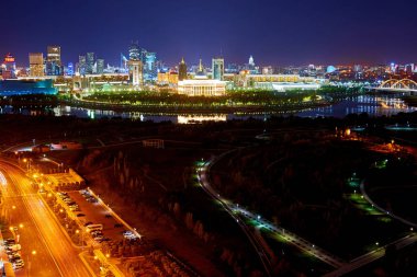 Nur Sultan 'ın akşam manzarası. Nur-Sultan Kazakistan 'ın başkentidir..