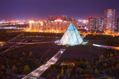 Nur Sultan 'ın akşam manzarası. Nur-Sultan Kazakistan 'ın başkentidir..
