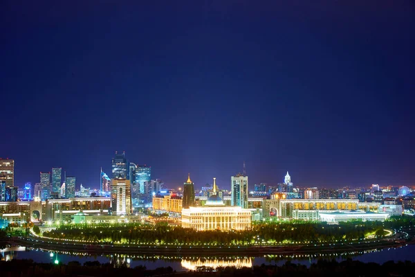 Nur Sultan 'ın akşam manzarası. Nur-Sultan Kazakistan 'ın başkentidir. Ak Orasidential Palace. 