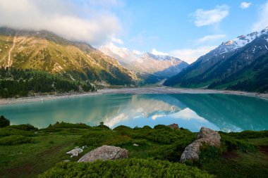 Büyük Almaty Gölü. Mavi tatlı su gölü. Bulanık su etkisi. Ile-Alatau Ulusal Parkı. Kazakistan.