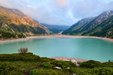 Büyük Almaty Gölü. Mavi tatlı su gölü. Bulanık su etkisi. Ile-Alatau Ulusal Parkı. Kazakistan.