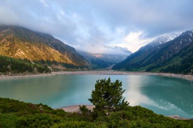 Büyük Almaty Gölü. Mavi tatlı su gölü. Bulanık su etkisi. Ile-Alatau Ulusal Parkı. Kazakistan.