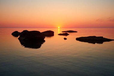 Hazar Denizi 'nde güzel bir gün batımı. Bulanık etki. Mangistau bölgesi. Kazakistan. Hazar Denizi, dünyanın çeşitli şekillerde dünyanın en büyük gölü ya da tam teşekküllü denizi olarak sınıflandırılan dünyanın en büyük iç sularıdır..
