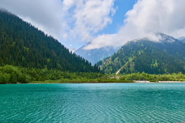 伊塞克山湖景 阿拉木图 伊塞克湖 Lake Issyk 又名伊塞克湖 Issyk Lake 是哈萨克斯坦的一个湖泊 由伊塞克河 — 图库照片