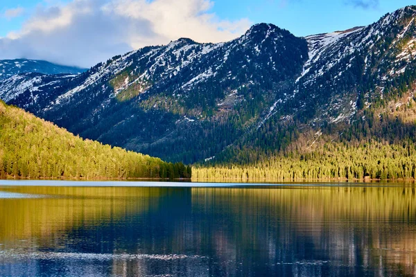 Rakhmanov Gölü manzarası. Katon Karagai Ulusal Parkı. Doğu Kazakistan Bölgesi. Rakhmanovskiye Gölü deniz seviyesinden 1750 metre yükseklikte yer almaktadır..
