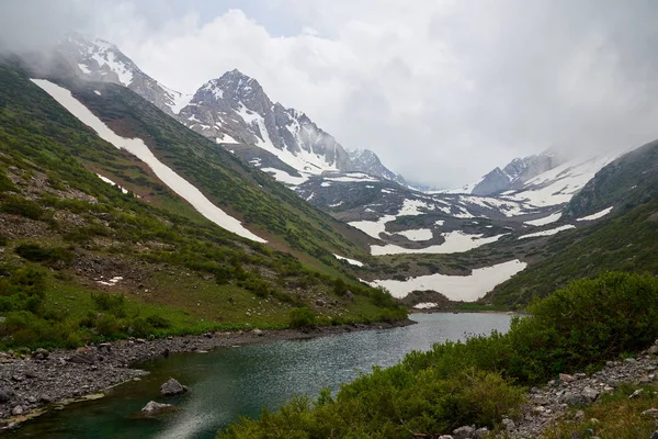 Sayram-Ugam Ulusal Parkı 'nın Doğa Manzarası. Türkistan bölgesi. Kazakistan. Sayram-Ugam Milli Parkı Batı Tian Shan Dağları 'ndadır..