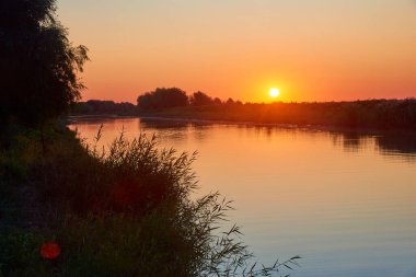 Güneş doğarken Ural nehri. Atyrau bölgesinin doğa manzarası. Kazakistan. Asya.