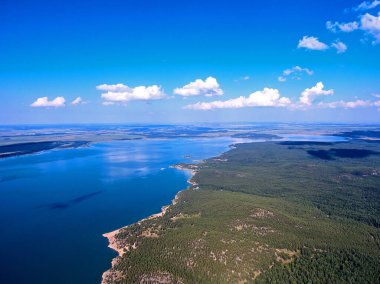 Güzel büyük göl üzerinde hava manzarası. Shalkar Gölü. Kuzey Kazakistan bölgesi. Kazakistan. 