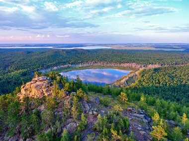 İnanılmaz güzel kırsal alan. Kuzey Kazakistan bölgesinde mavi göl. Çayırdaki yeşil çimenler ve ağaçlar. Gök mavisi suyu. Güneşli bir gün. Huş ağaçları..
