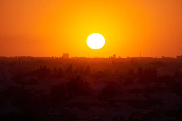 Salida Del Sol Naranja Brillante Sobre Ciudad — Foto de Stock