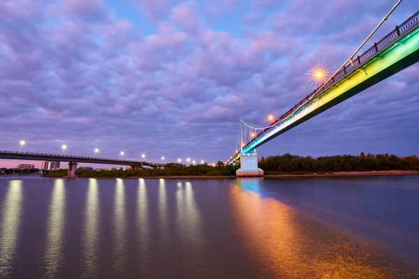 Hora Del Atardecer Atardecer Junto Río Con Puente Luces Reflectantes — Foto de Stock