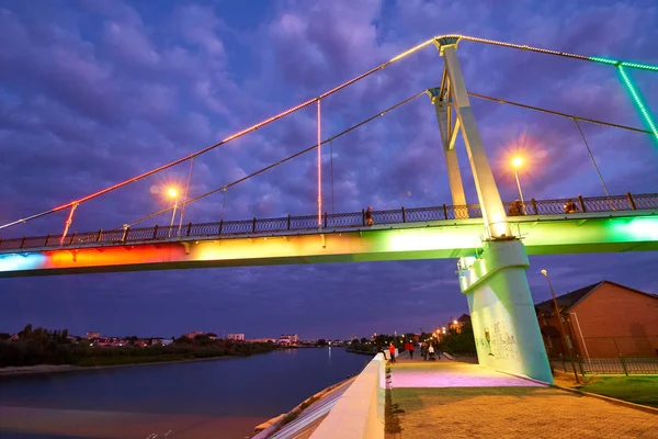 Dramatyczny Wieczór Nad Rzeką Oświetlonym Mostem Światłami — Zdjęcie stockowe