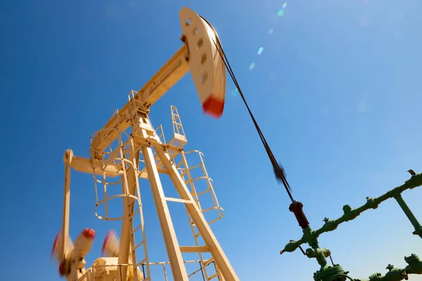 油泵在蓝天的背景下工作 模糊的效果 世界石油工业 哈萨克斯坦西部地区 — 图库照片