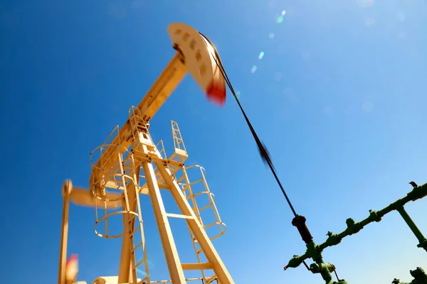 Ölpumpen Arbeiten Vor Blauem Himmel Unschärfeeffekt Ölindustrie Weltweit Westliche Region — Stockfoto