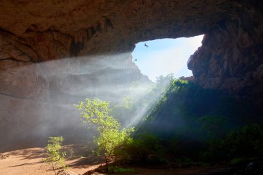 Akmechet-Aulie Mağarası. Türkistan bölgesi. Kazakistan. Asya. Mağara ya da mağara yeryüzündeki doğal bir boşluktur. Özellikle de bir insanın girebileceği kadar büyük bir boşluk..