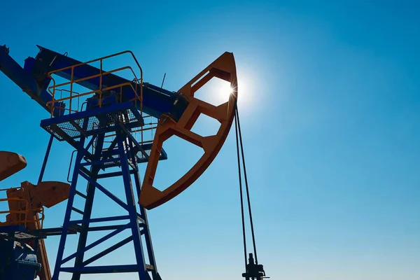 Ölpumpen Arbeiten Vor Blauem Himmel Ölindustrie Weltweit Westliche Region Kasachstans — Stockfoto