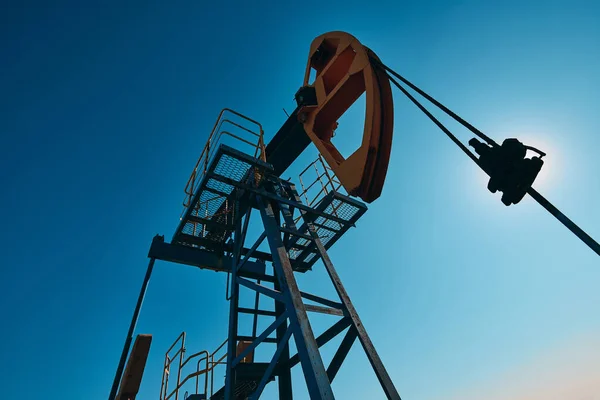 Olejové Čerpadlo Pracuje Modrém Pozadí Oblohy Světový Ropný Průmysl Západní — Stock fotografie