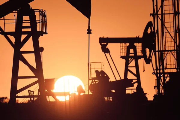 Ölpumpe Ölplattform Energie Industriemaschine Für Erdöl Den Sonnenuntergang Hintergrund Für — Stockfoto