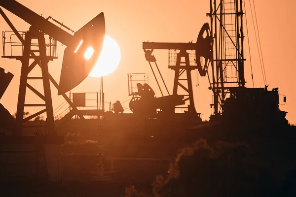 Нефтяной Насос Нефтяной Установки Энергетического Промышленного Оборудования Нефти Фоне Заката — стоковое фото