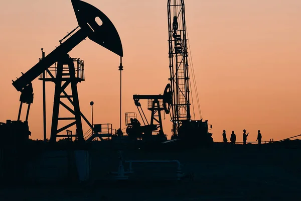 Нефтяной Насос Нефтяной Установки Энергетического Промышленного Оборудования Нефти Фоне Заката — стоковое фото