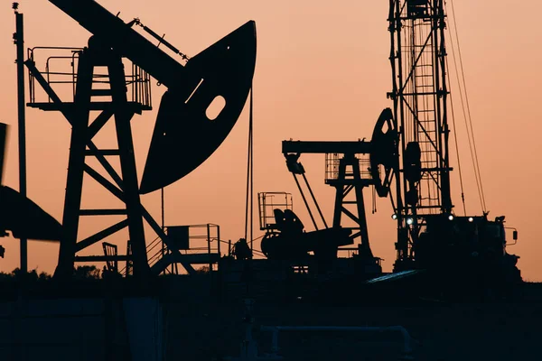 Oliepomp Olie Tuig Energie Industriële Machine Voor Aardolie Zonsondergang Achtergrond — Stockfoto