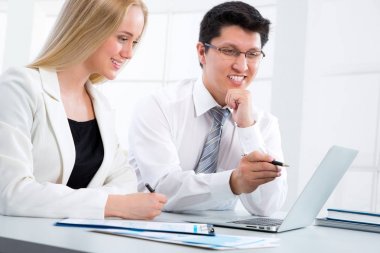 iş adamları laptop ile çalışma 