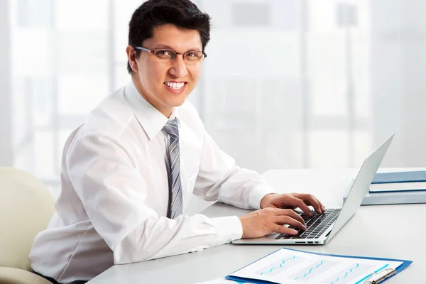 Young businessman with laptop — Stock Photo, Image