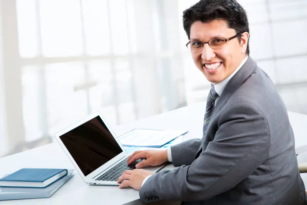 Ung affärsman med laptop — Stockfoto
